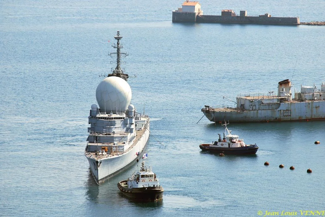 La coque de l'ex-Duquesne positionnée pour protéger le plan d'eau