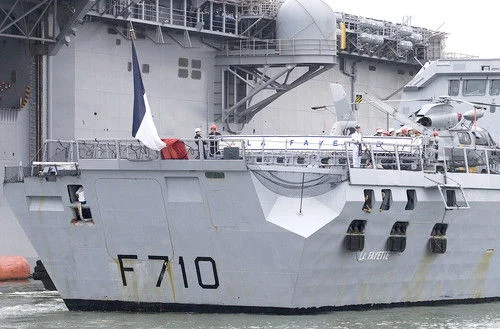 La poupe de la frégate La Fayette Ã  quai Ã  la base navale de Norfolk