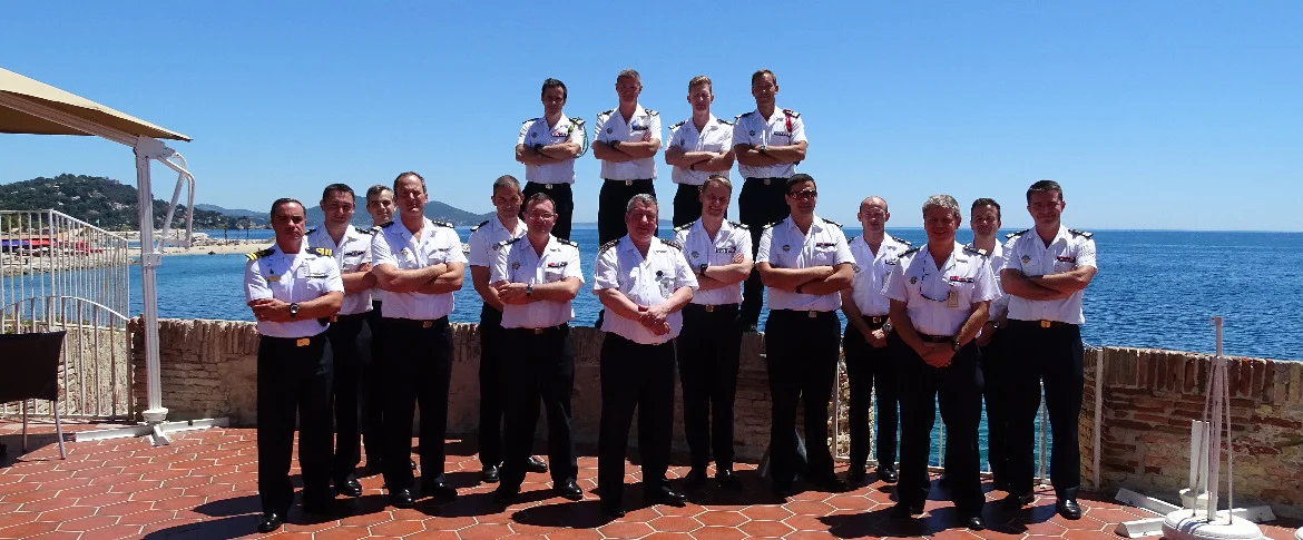 Les stagiaires du cours de commandement de sous-marins (COURCO) 2017 autour du vice-amiral d’escadre Guillaume