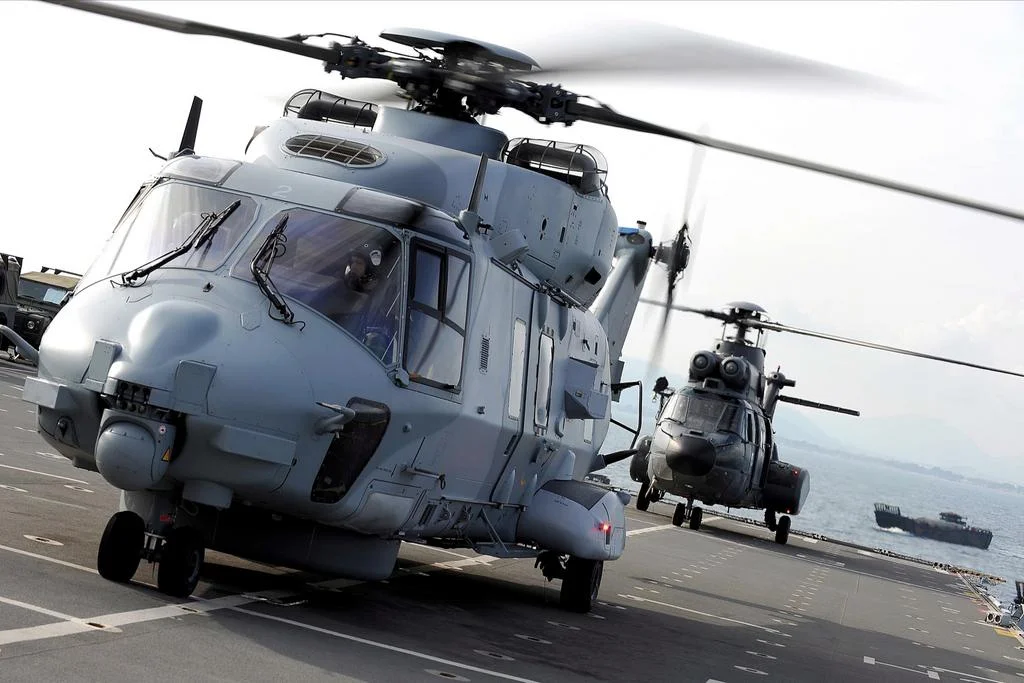 Un hélicoptère NH90 de la marine nationale et un Cougar sur le pont du HMS Bulwark