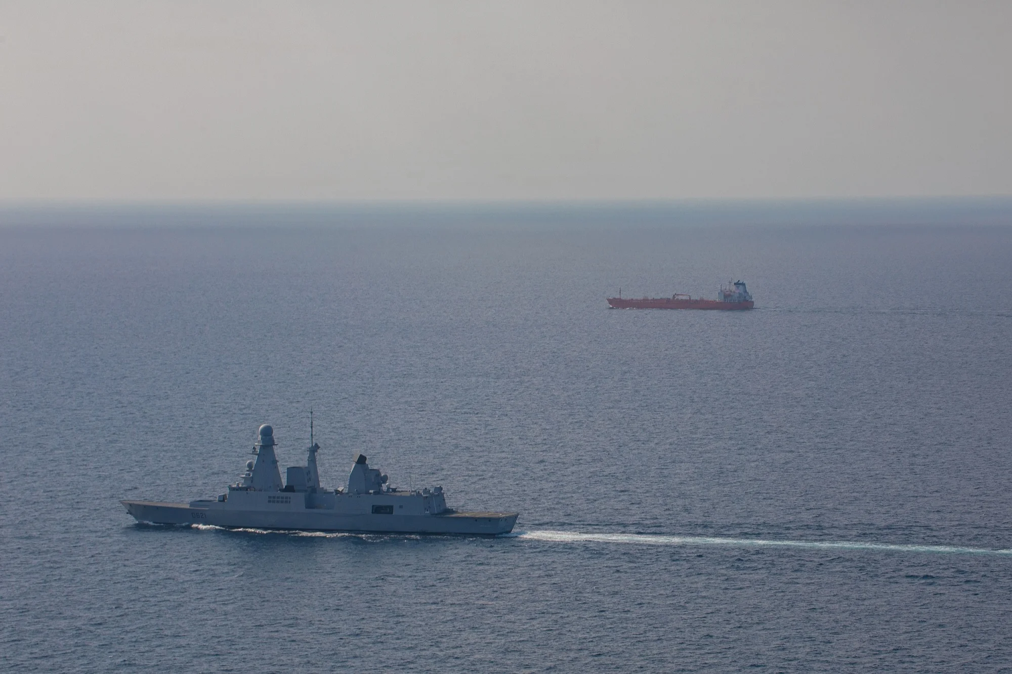 La frégate Chevalier Paul escorte un navire de commerce