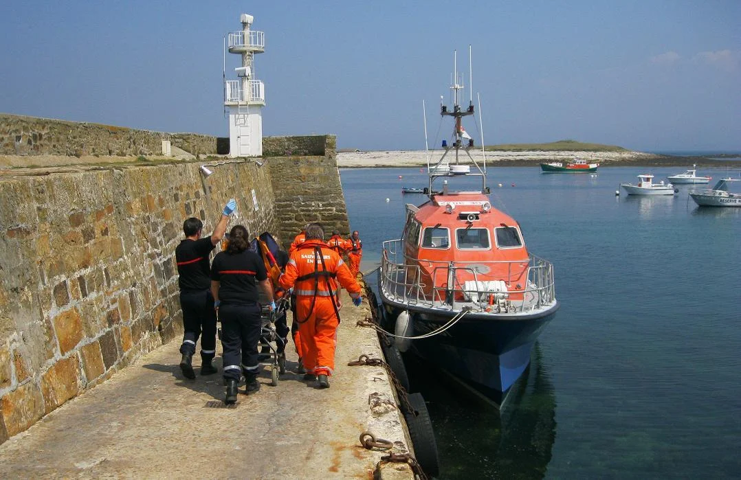 La vedette SNSM de la station du Conquet évacue une personne malade sur l’île de Molène
