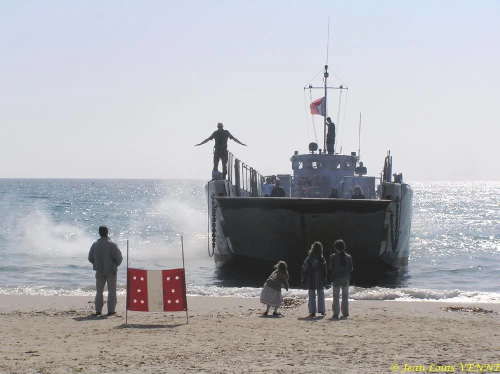 La flottille amphibie s'entraîne sur la plage des Sablettes