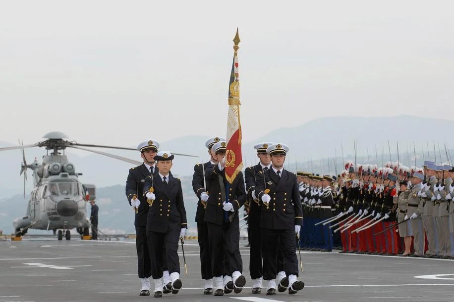 La garde du drapeau de l'Ecole Navale