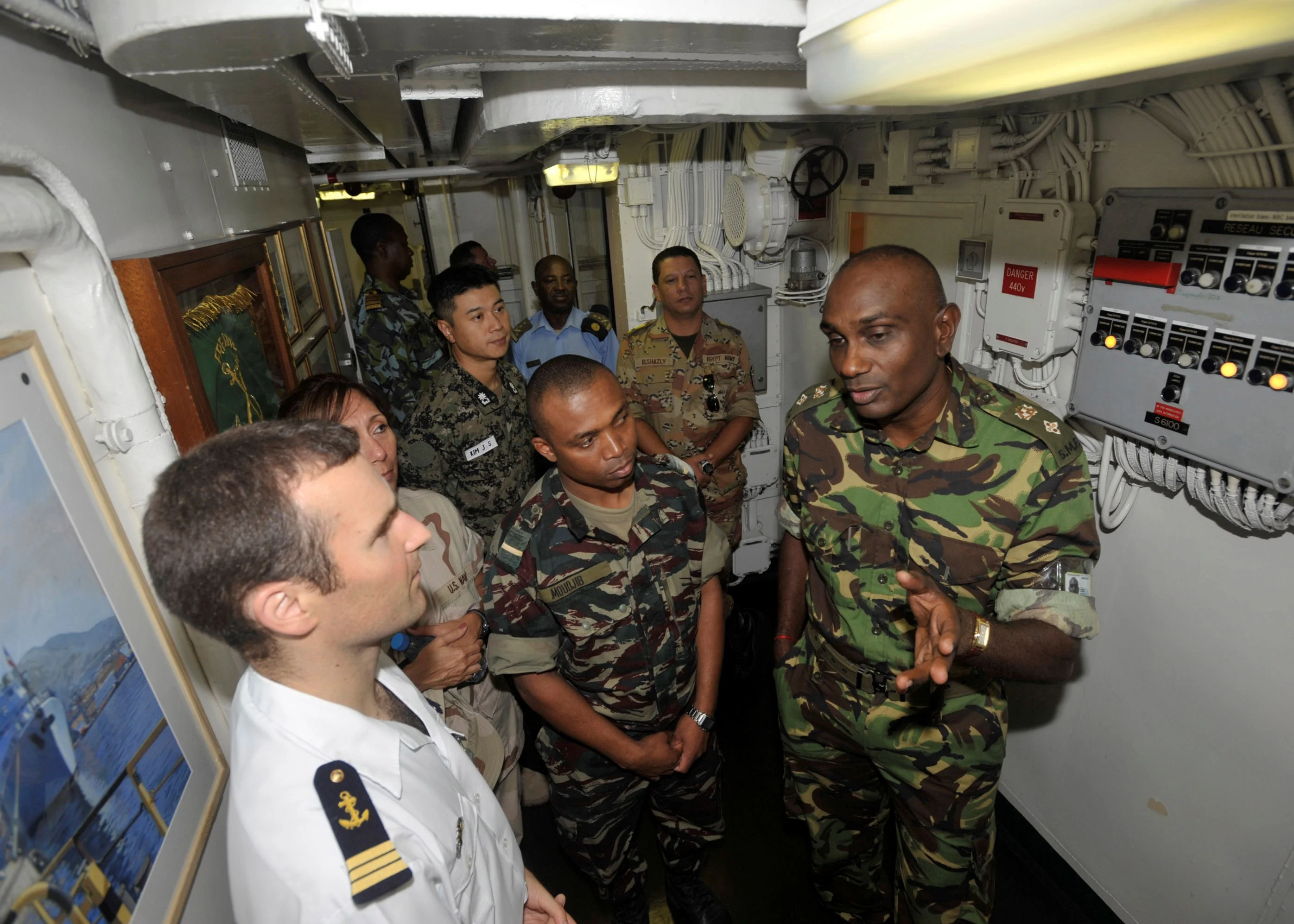 Des officiers du CJTF-HOA vistent le Dupleix