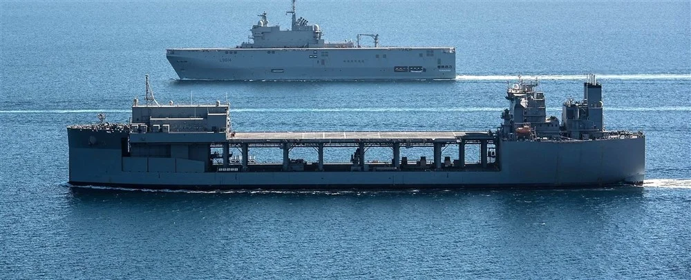 Le BPC Tonnerre et l'USS Lewis B. Puller