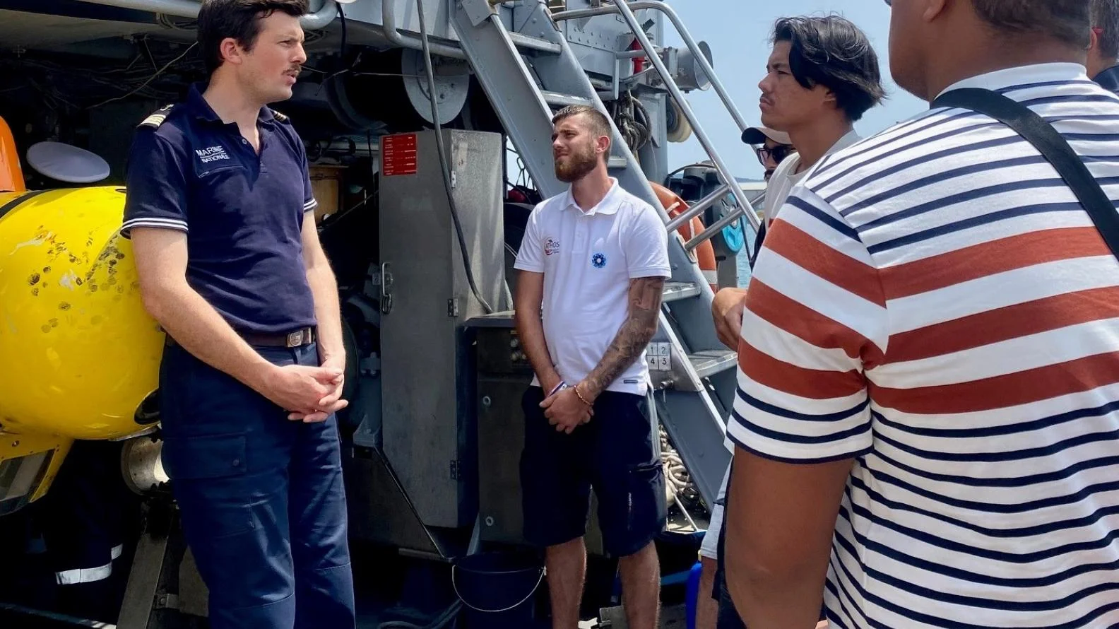 Des militaires blessés psychologiquement, accueillis dans la maison Athos, visitent le chasseur de mines Lyre