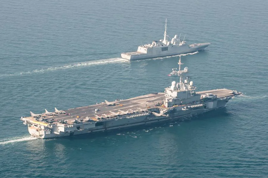 La frégate Aquitaine aux côtés du Charles de Gaulle