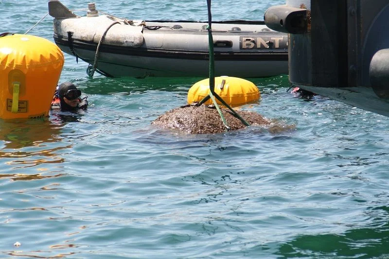 La grue remonte l'objet