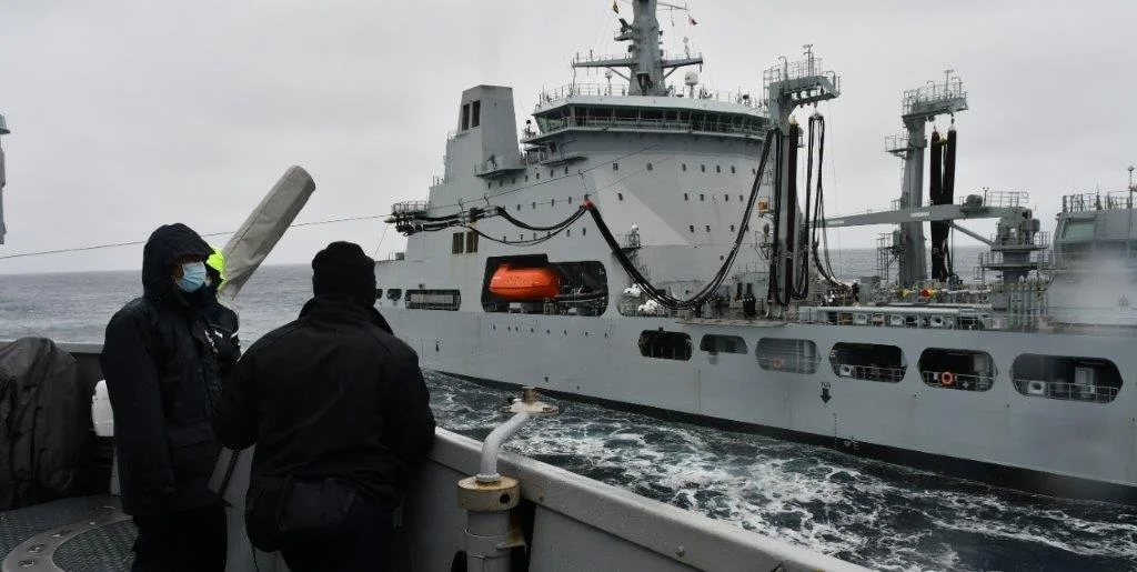 Ravitaillement à la mer entre la Frégate multi-missions Aquitaine et le Royal Fleet Auxiliary Tiderace