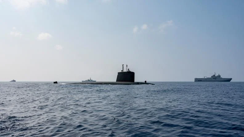 Le porte-hélicoptères Mistral, un sous-marin nucléaire d'attaque, la frégate Courbet et le bâtiment de soutien Loire