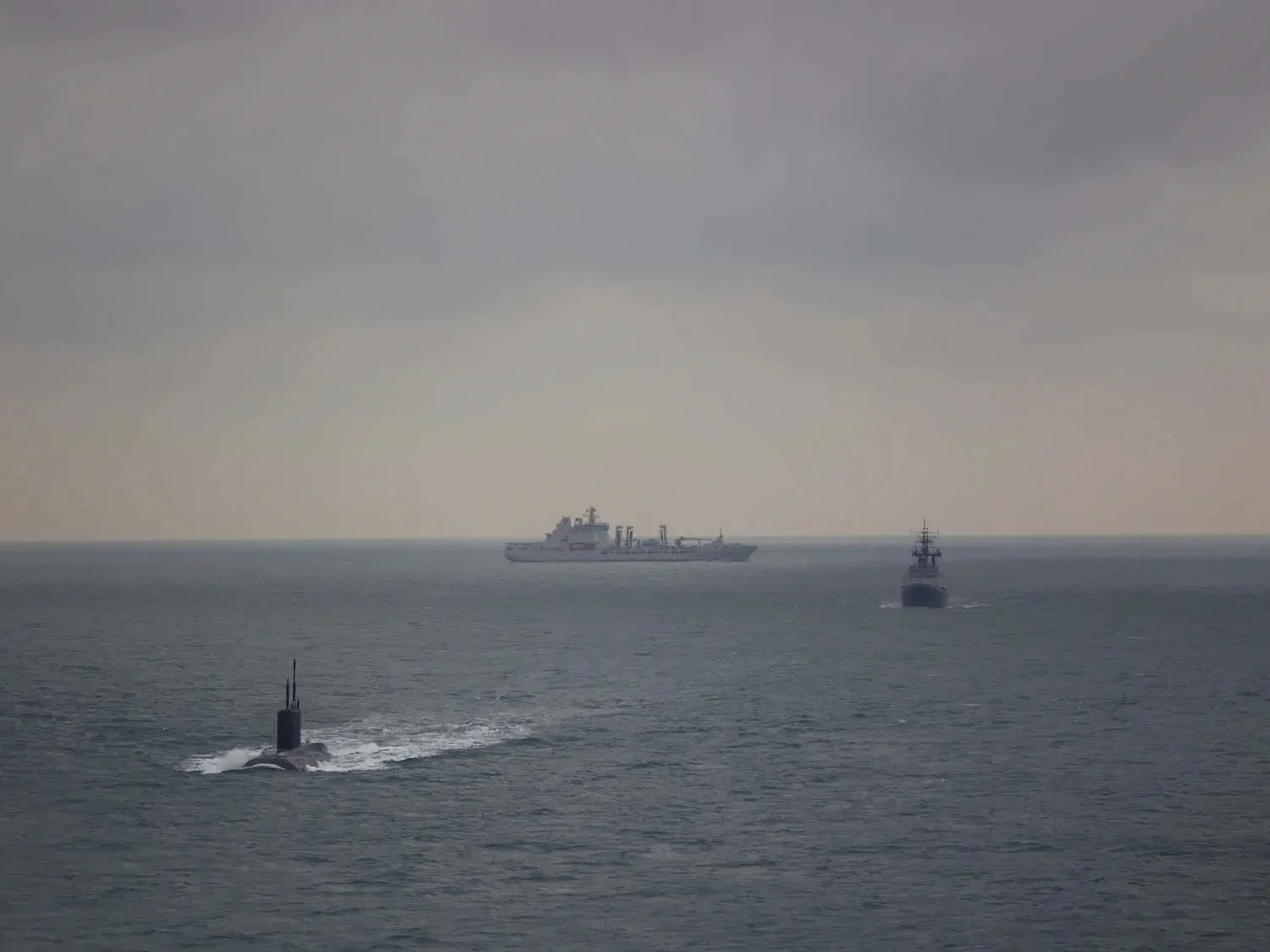 Le sous-marin russe Krasnodar, le remorqueur Altay et le pétrolier britannique RFA Tidesurge