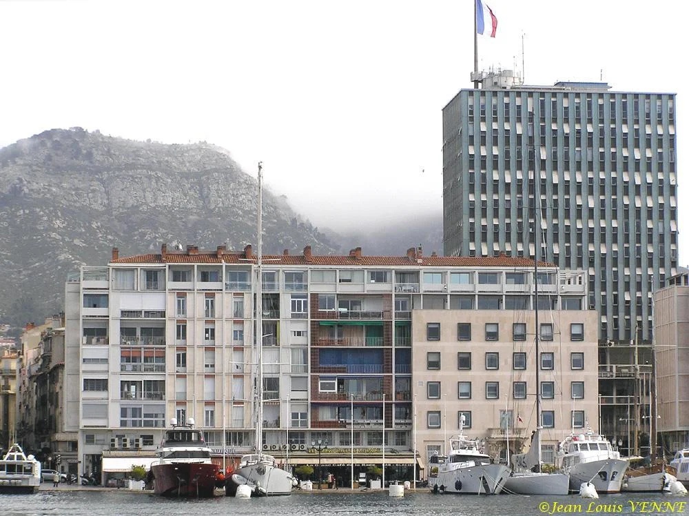 Toulon sous les nuages