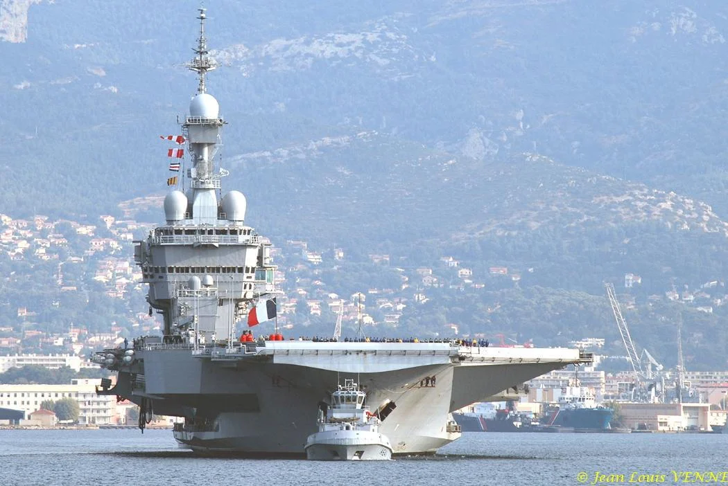Le porte-avions Charles de Gaulle appareille pour des essais techniques