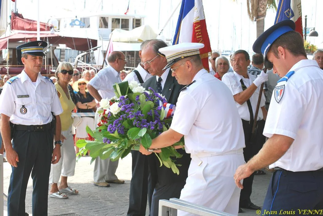 Dépôt d'une gerbe au monument aux morts
