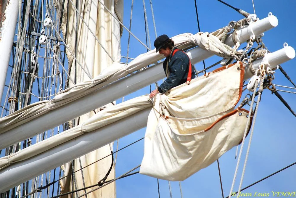 L’équipage installe les voiles sur les vergues du Bélem
