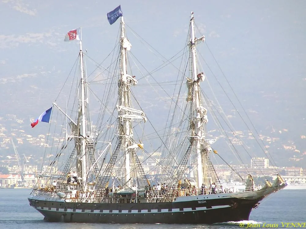 Le voiler Bélem quitte le port de Toulon
