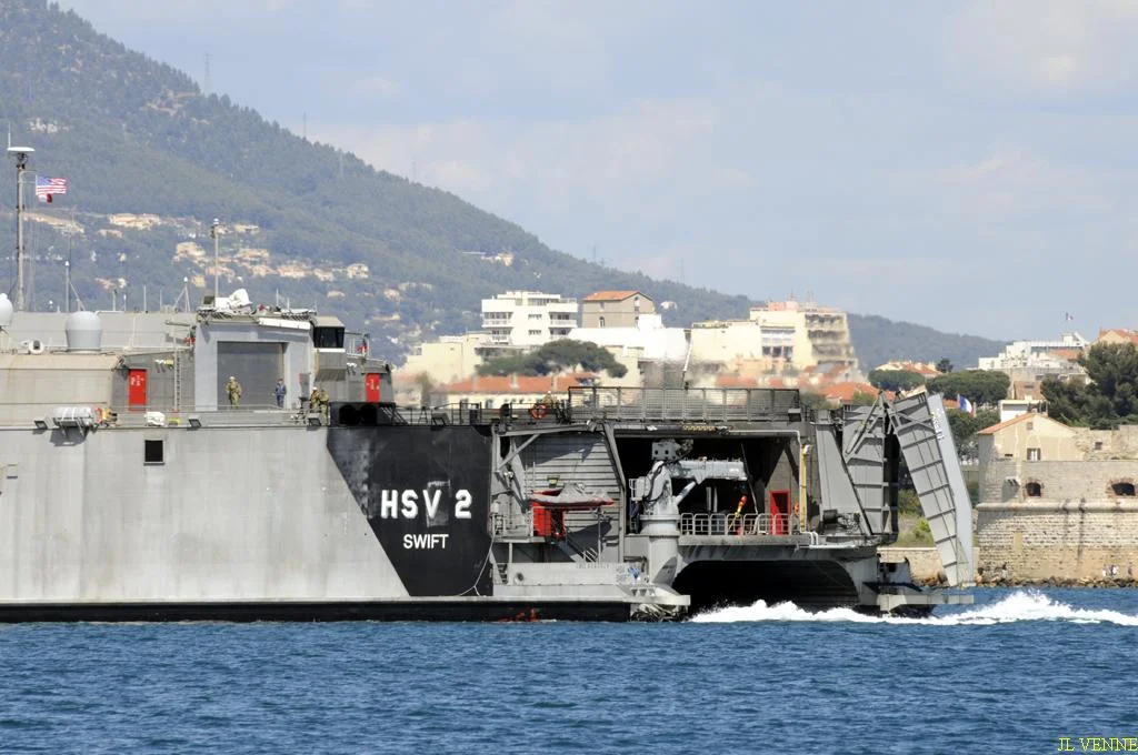 Le catamaran américain Swift arrive à Toulon