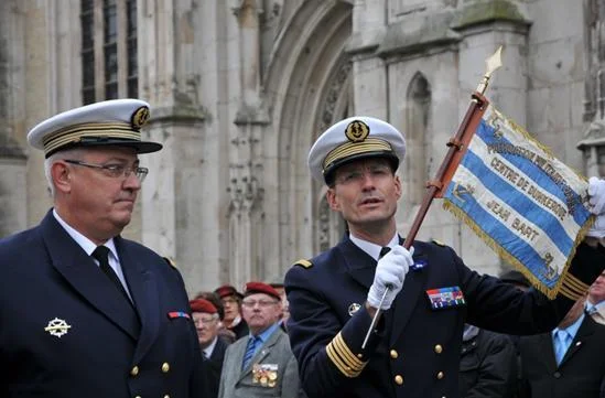 Le commandant du “Jean Bart” remet leur fanion aux stagiaires de la PMM “Jean Bart”