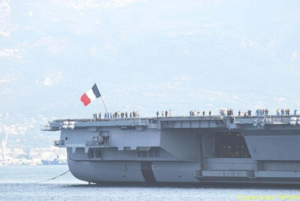 Le porte-avions Charles de Gaulle appareille pour des essais techniques