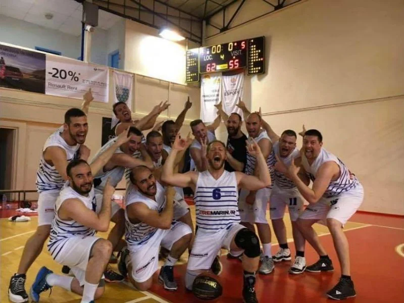 L'équipe de la marine de basketball, championne de France militaire