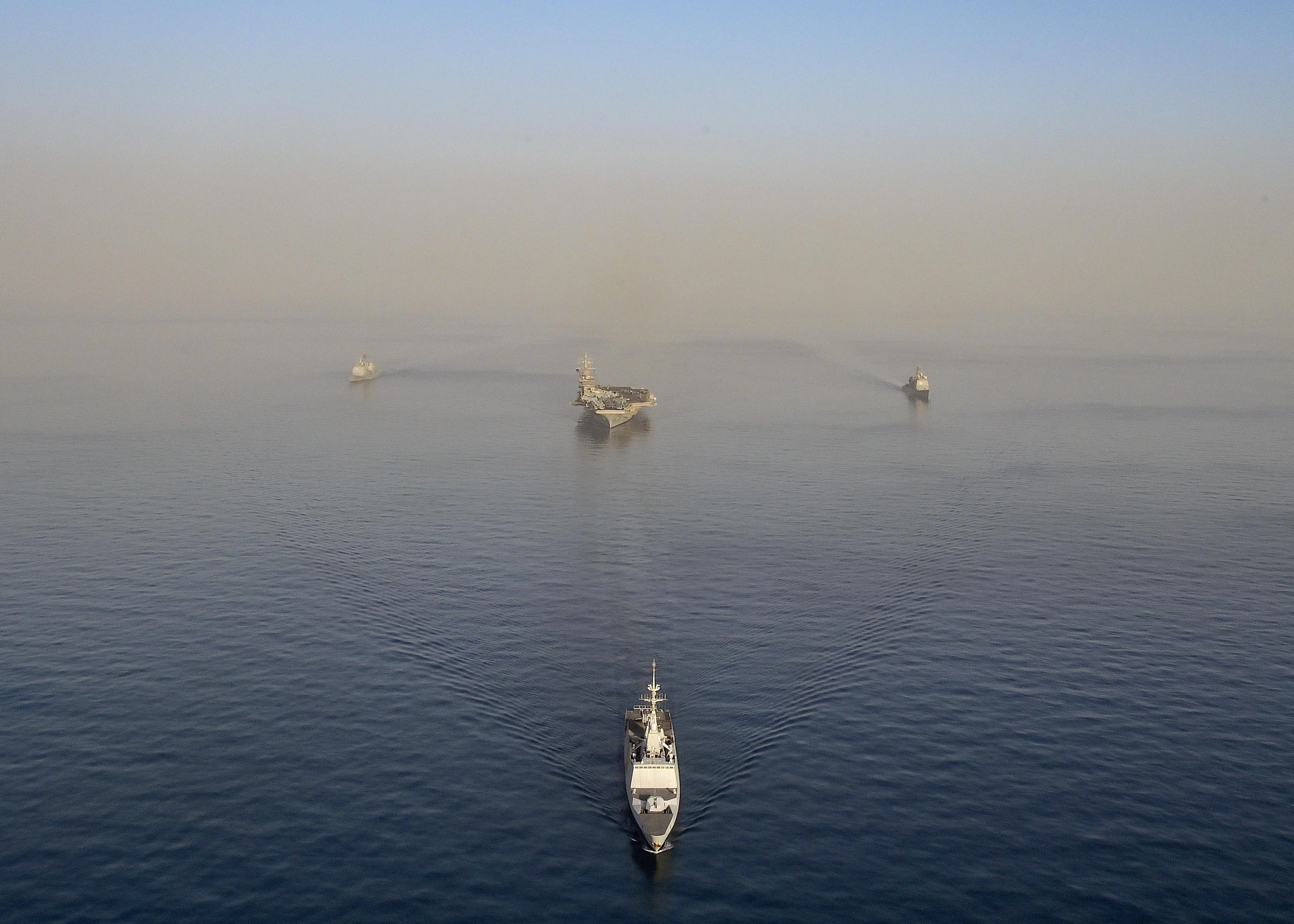 La frégate La Fayette, suivie par les 2 croiseurs USS San Jacinto (à droite) et USS Monterey (à gauche) encadrant le porte-avions USS Dwight D. Eisenhower