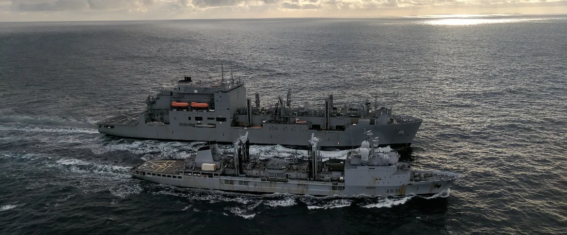 Le BCR Somme ravitaille un bâtiment de l'OTAN au cours d'un exercice