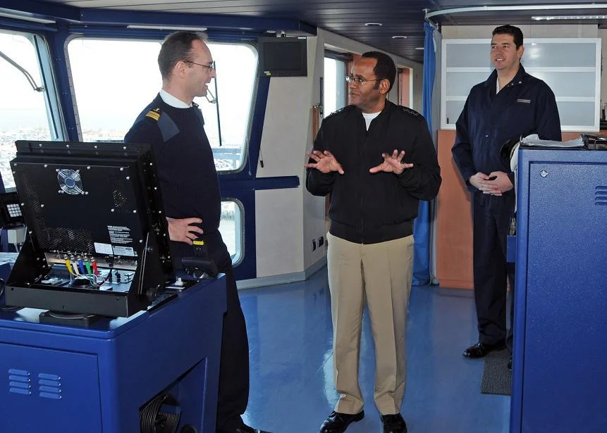 Le commandant du Tonnerre présente la passerelle au vice-amiral Williams