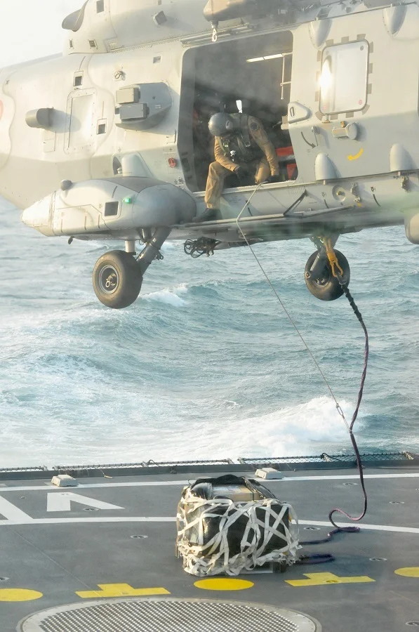 Le Caïman Marine de la frégate Auvergne treuillant des rechanges navals à destination de la FAA Jean Bart