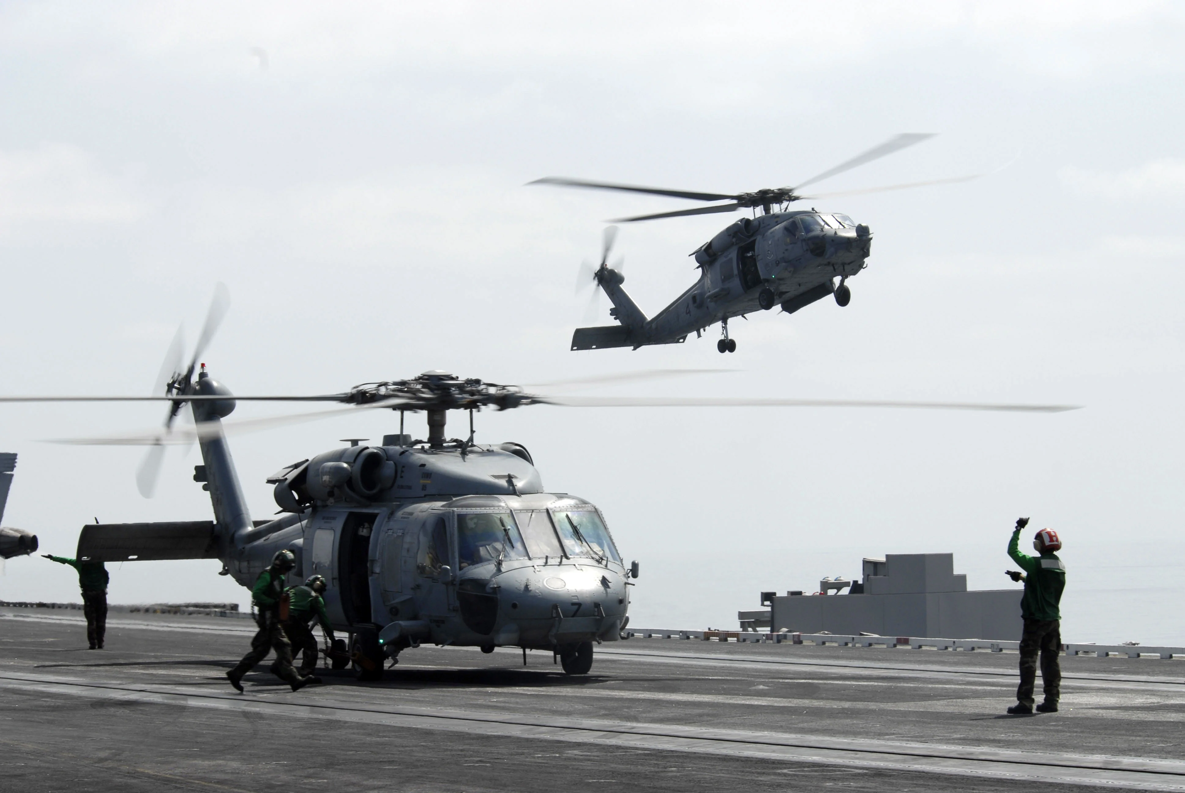 Des hélicoptères US déposent des officiers français sur le John Stennis