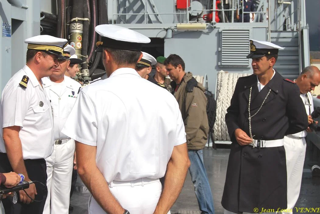 Honneurs au départ du contre-amiral français