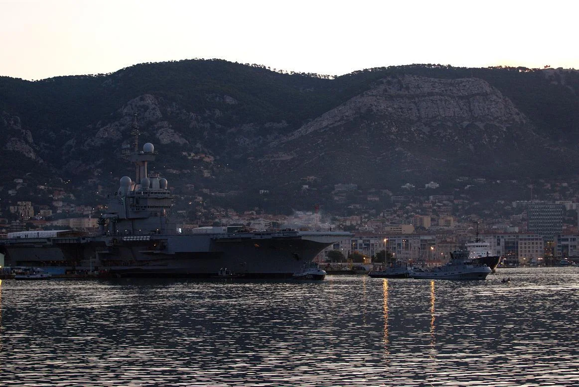 Sortie du bassin du porte-avions Charles de Gaulle