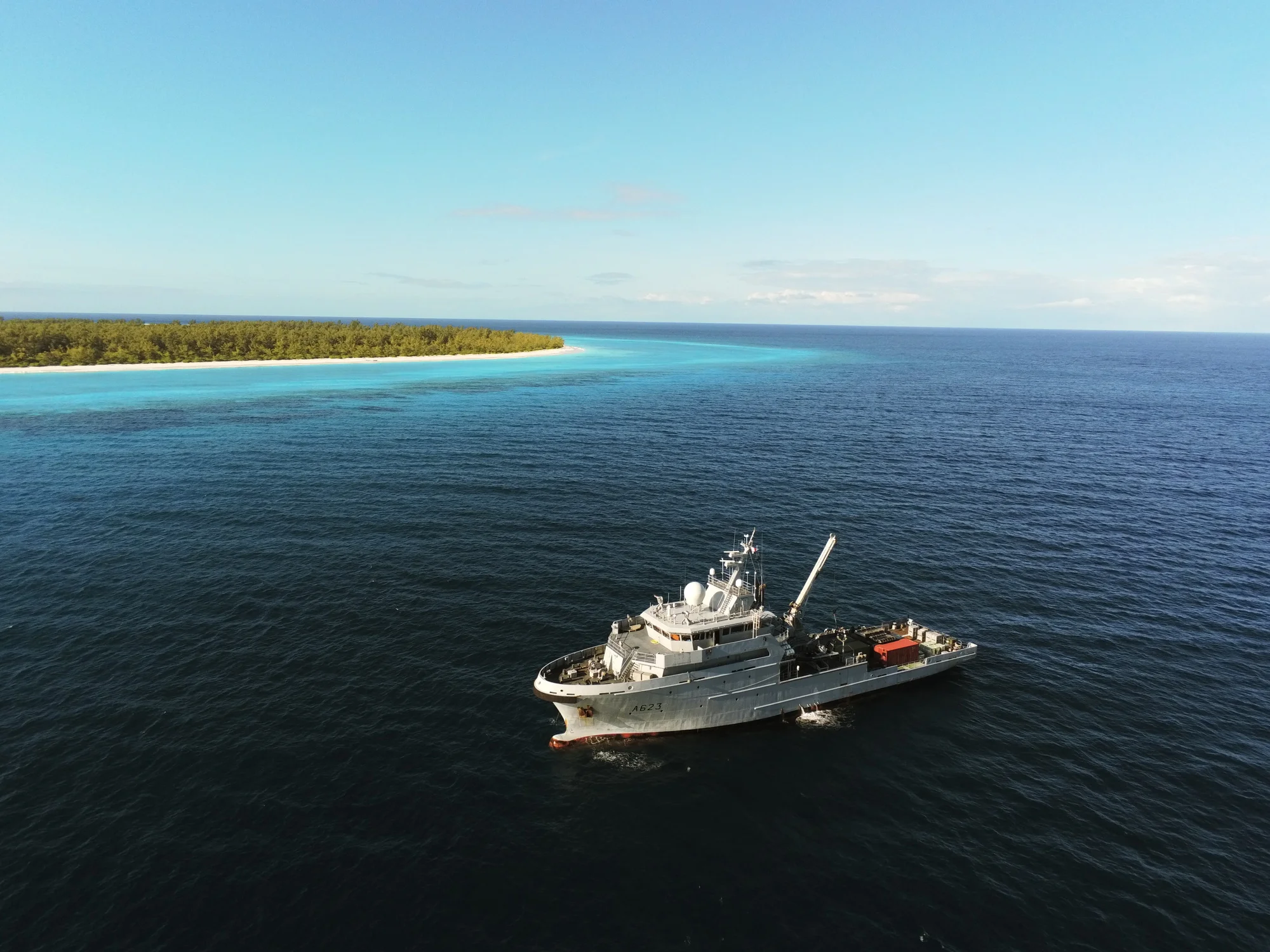 Le Champlain au large des îles Glorieuses