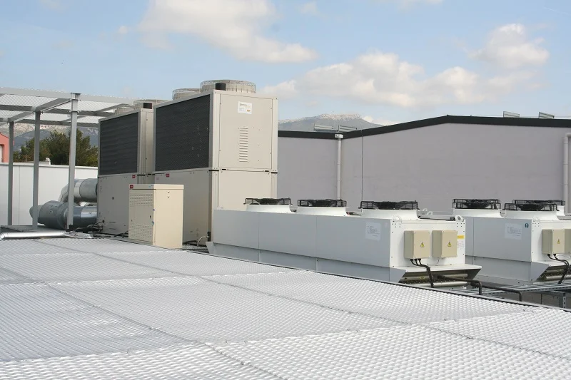 Des installations de climatisation et de production de froid imposantes sur le toit