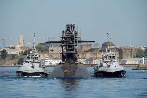 Sortie du bassin du SNLE Le Triomphant à Brest le 14/04/2014