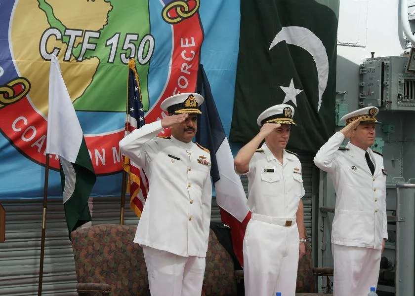 Salut pendant les hymnes nationaux