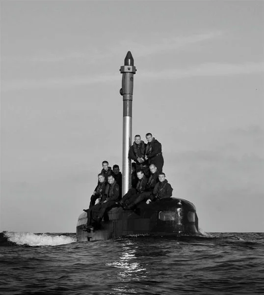 Des commandos voyagent au sommet du kiosque