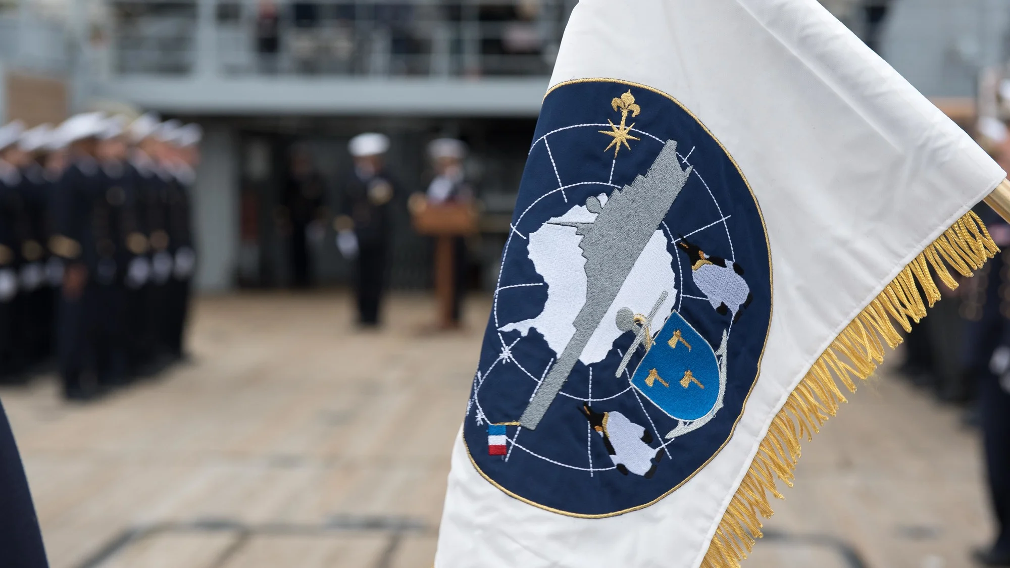 Première cérémonie des couleurs à bord du BSAOM Dumont d’Urville