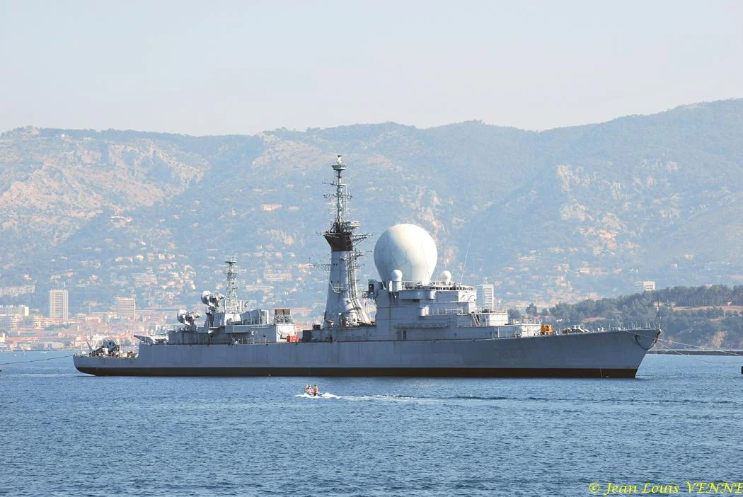 La coque de l'ex-Duquesne remorquée vers St-Mandrier