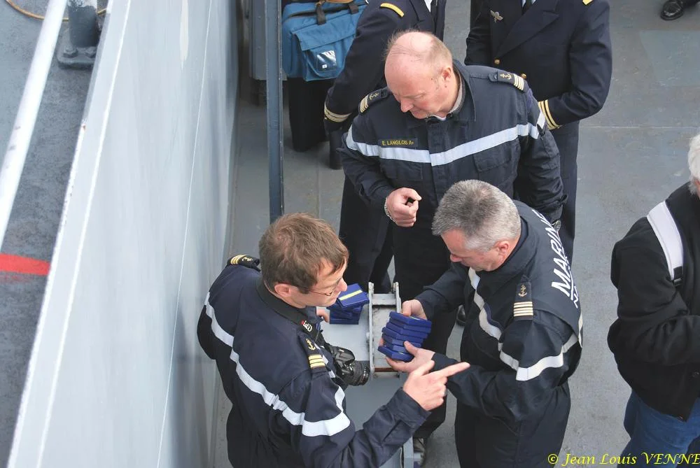 Le commandant actuel remet à un de ses prédécesseurs une médaille et une casquette