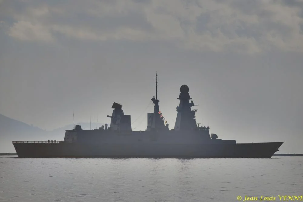 La frégate Chevalier Paul vient saluer le Jules Verne