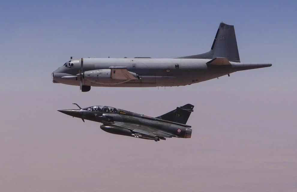 L'Atlantique 2 vole aux côtés d'un Mirage 2000D