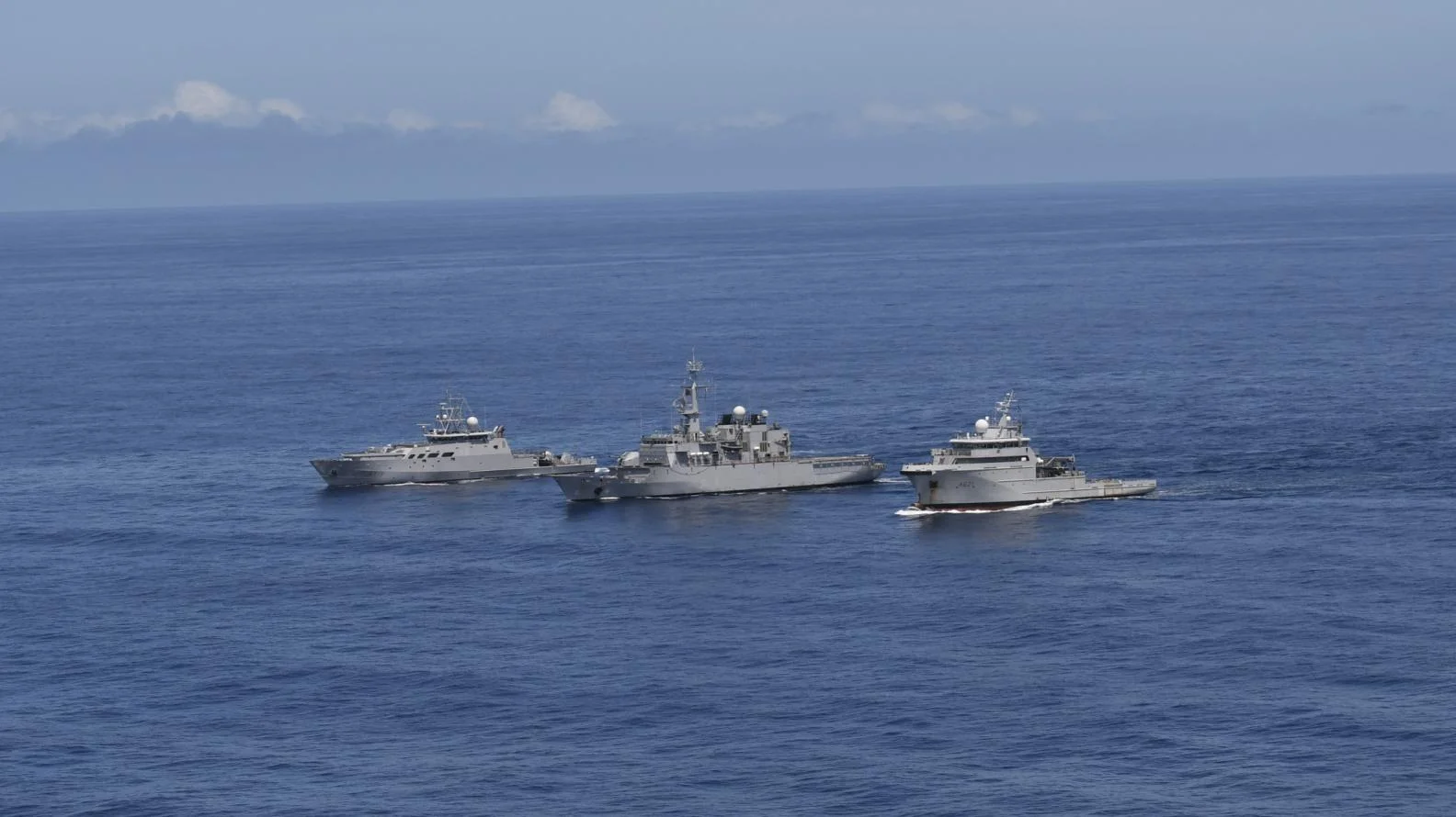 La frégate de surveillance (FS) Vendémiaire, le bâtiment de soutien et d’assistance outre-mer (BSAOM) D’Entrecasteaux et le patrouilleur outre-mer (POM) Auguste Bénébig