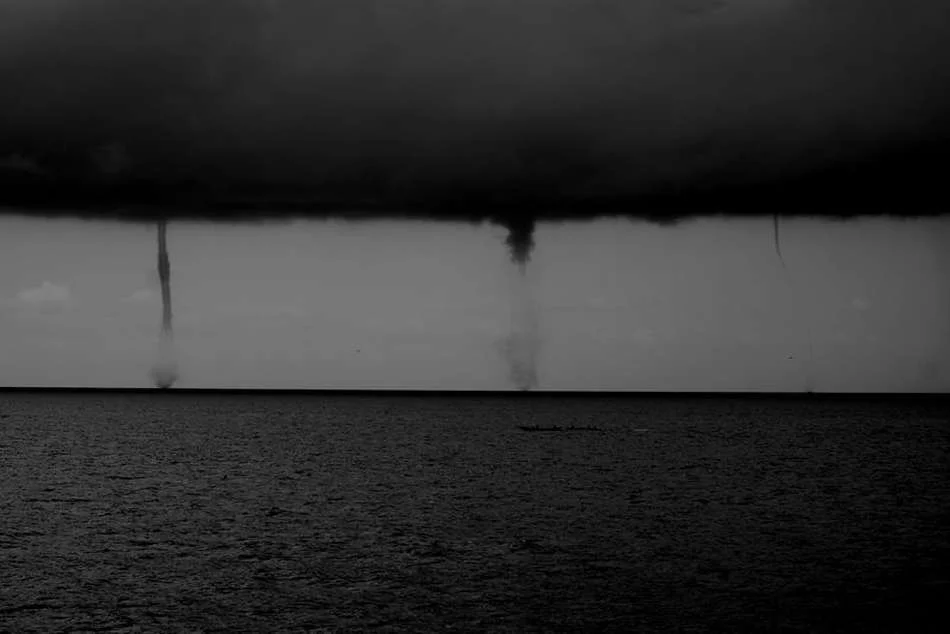 Spectacle impressionnant : un alignement parfait de trombes d’eau