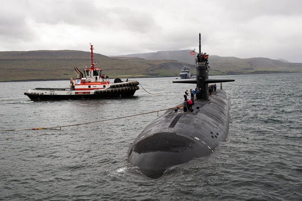 Le sous-marin américain USS Newports News arrive en Islande