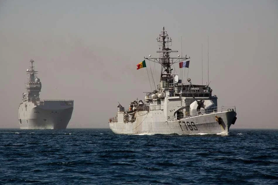 Le BPC Dixmude et son escorte