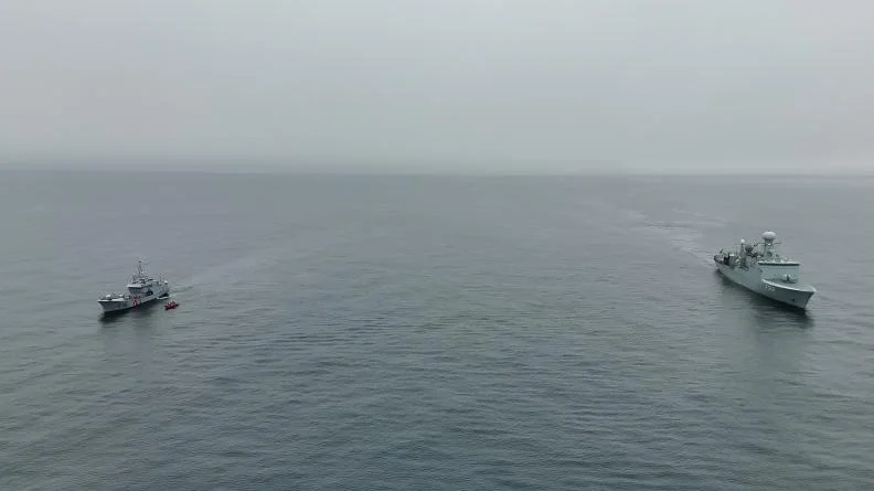Le patrouilleur Fulmar et la frégate HDMS Triton de la Marine danoise
