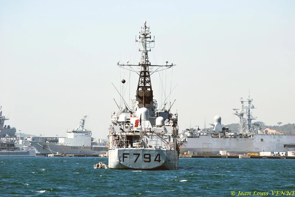 L'aviso EV Jacoubet a tiré les 17 coups de canon