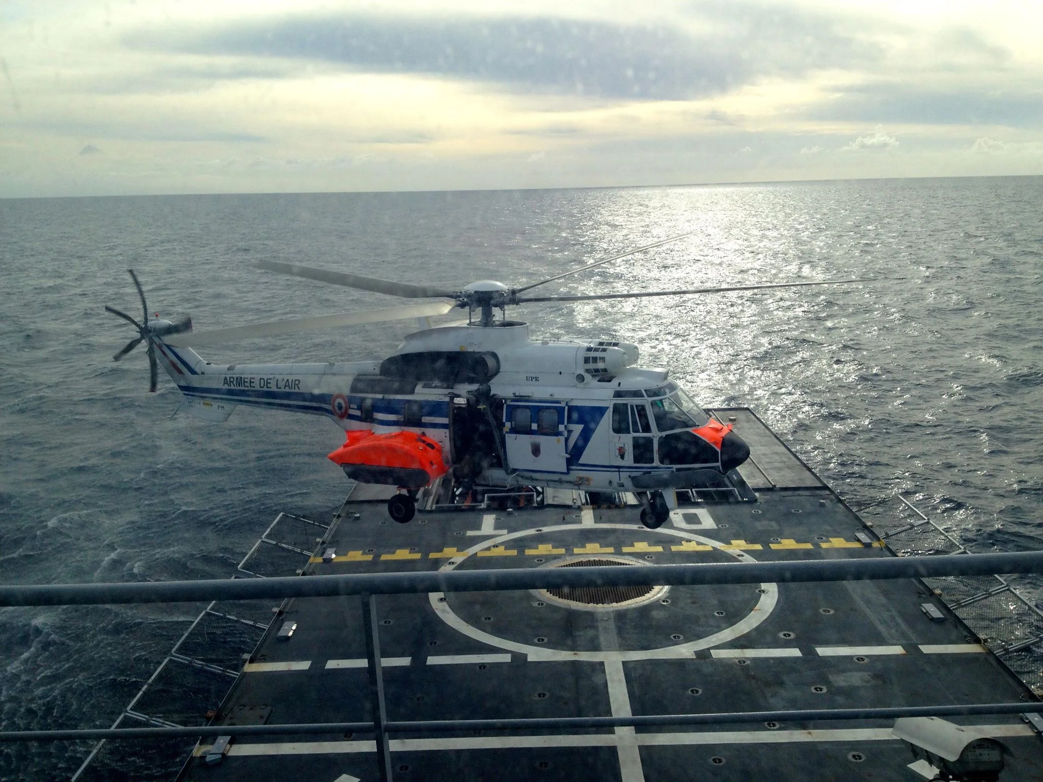 Appontage d'un Super-Puma sur l'Adroit