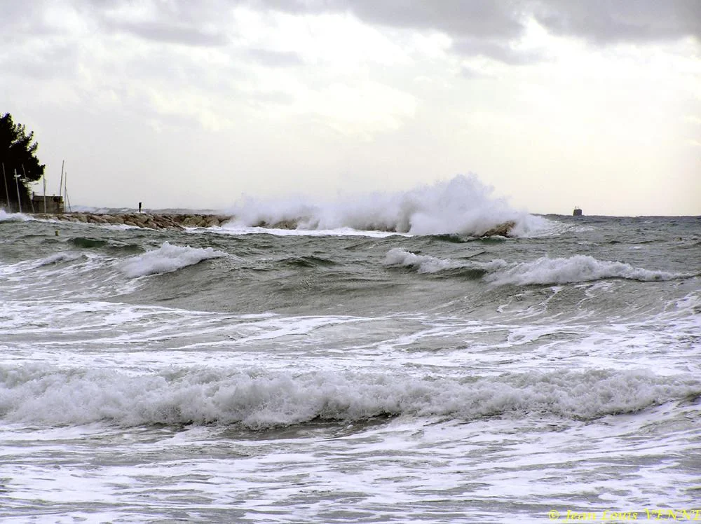 Mer agitée sur la plage de St-Elme